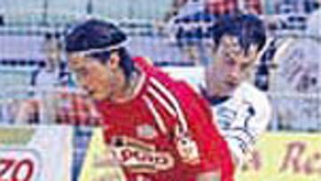 Bácaro controla el balón.