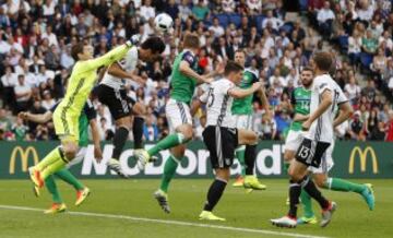 Michael McGovern despeja ante Mats Hummels. 