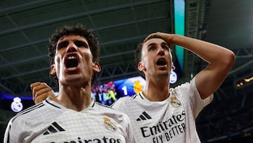 Jacobo Ramón y Vallejo celebran el 2-1.
