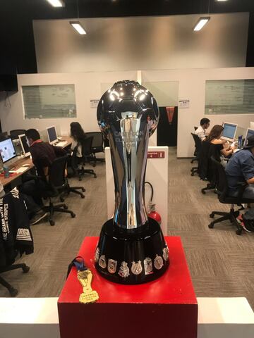 ¡Nosotros ya lo alzamos! El trofeo de Liga MX visita la redacción de As México