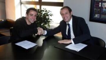 Xavi firma la ampliaci&oacute;n de su contrato hasta junio de 2016