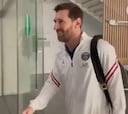 La llegada de Leo Messi de madrugada a Barcelona con el chándal del PSG