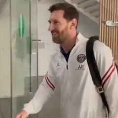 La llegada de Leo Messi de madrugada a Barcelona con el chándal del PSG