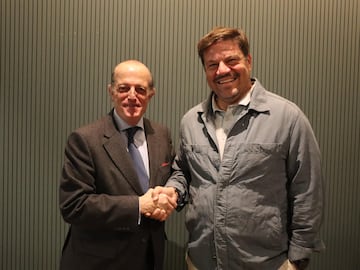 Santi Deó, presidente de la RFEH, y Max Caldas, renovado como seleccionador masculino de hockey hierba hasta 2028.