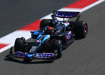 Esteban Ocon durante los primeros test de la Fórmula 1 en el Circuito Internacional de Bahréin.