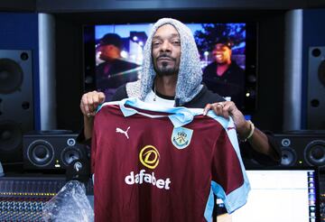 Otro de los clubes ingleses a los que se suma la afición de Snoop por las camisetas de fútbol.
