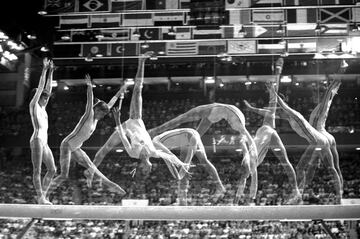 Una joven de 15 a?os de la seleccin de gimnasia de Rumania caus sensacin en los Juegos de Montreal de 1976 cuando consigui la primera calificacin perfecta en la historia de la gimnasia durante unos Juegos Olmpicos. En dos participaciones olmpicas, tambin particip en los Juegos de Mosc 1980, consigui nueve medallas: cinco de oro, tres de plata y una de bronce.