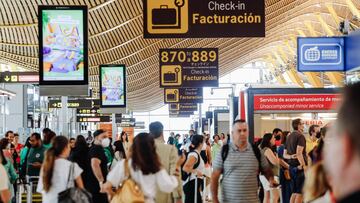 Pasajeros con sus maletas en la Terminal 4 del Aeropuerto Adolfo Suárez Madrid Barajas, a 1 de julio de 2022, en Madrid (España). Como cada año, el inicio de los meses de verano suponen un aumento en los desplazamientos en los aeropuertos. Este 1 de julio de 2022 está marcado por huelga en varias aerolíneas internacionales. En concreto, los turistas que decidan destinos en el extranjero, se verán afectados por la huelga de los trabajadores de Ryanair, que comenzó el día 24 de junio y se extenderá hasta mañana 2 de julio. A esta se le suma también la de Easyjet, que ha comenzado hoy con la cancelación de 7 vuelos y retrasos en otros 12.
01 JULIO 2022;VUELO;MADRID;AEROPUERTO
Carlos Luján / Europa Press
01/07/2022
