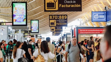 Pasajeros con sus maletas en la Terminal 4 del Aeropuerto Adolfo Suárez Madrid Barajas, a 1 de julio de 2022, en Madrid (España). Como cada año, el inicio de los meses de verano suponen un aumento en los desplazamientos en los aeropuertos. Este 1 de julio de 2022 está marcado por huelga en varias aerolíneas internacionales. En concreto, los turistas que decidan destinos en el extranjero, se verán afectados por la huelga de los trabajadores de Ryanair, que comenzó el día 24 de junio y se extenderá hasta mañana 2 de julio. A esta se le suma también la de Easyjet, que ha comenzado hoy con la cancelación de 7 vuelos y retrasos en otros 12.
01 JULIO 2022;VUELO;MADRID;AEROPUERTO
Carlos Luján / Europa Press
01/07/2022