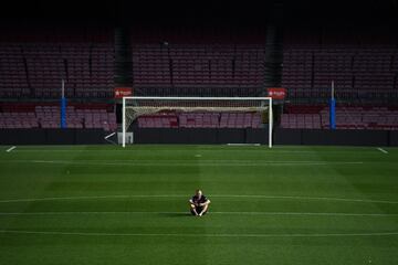 El jugador del Barcelona, Andrés Iniesta, quiso despedirse a solas del Camp Nou tras su último partido como azulgrana.