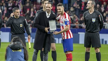 Juanfran recibe una placa de manos de Koke. 