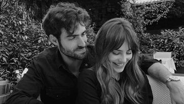 El modelo cubano Juan Betancourt con la actriz española Andrea Duro cogidos de la mano mientras se toman un té en una cafetería.