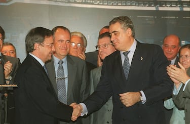 Florentino Pérez ganó por primera vez las elecciones a la presidencia del Real Madrid el 16 de julio del año 2000. Florentino venció por 3.167 votos a su favor a Lorenzo Sanz y el camino de Figo estaba marcado. 