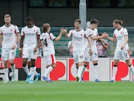 Verona (Italy), 19/04/2026.- AC Milan's Adrien Rabiot (R) celebrates with his temmates after scoring the 0-1 goal during the Italian Serie A soccer match between Hellas Verona FC and AC Milan in Verona, Italy 19 April 2026. (Italia) EFE/EPA/EMANUELE PENNACCHIO