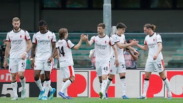 Verona (Italy), 19/04/2026.- AC Milan's Adrien Rabiot (R) celebrates with his temmates after scoring the 0-1 goal during the Italian Serie A soccer match between Hellas Verona FC and AC Milan in Verona, Italy 19 April 2026. (Italia) EFE/EPA/EMANUELE PENNACCHIO