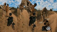 Una jirafa olisqueando el casco del piloto de MTB y fot&oacute;grafo Tommy Moser en Sud&aacute;frica, en mayo del 2021. 