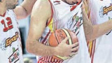 <b>HERIDO. </b>El israelí Tapiro metió su dedo en el ojo de Jiménez.