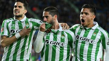 GETAFE, 23/02/2025.- Los jugadores del Betis, (i-d) Marc Bartra, Isco y el colombiano Chucho Hernández, celebran el segundo gol del equipo andaluz durante el encuentro correspondiente a la jornada 25 de Laliga EA Sports que disputan hoy domingo Getafe y Betis en el Coliseum de la localidad madrileña. EFE / Fernando Villar.