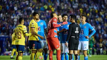 Kevin Mier, Jorge Sanchez of Cruz Azul and Referee Adonai Escobedo during the Semifinal second leg match between Cruz Azul and America as part of the Liga BBVA MX, Torneo Apertura 2024 at Ciudad de los Deportes Stadium on December 08, 2024 in Mexico City, Mexico.