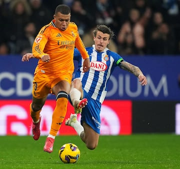 Contraataque del Rea Madrid, Kylian Mbapp avanza con el baln controlado y Carlos Romero entra a destiempo con los tacos por delante en el gemelo del jugador francs. El VAR no avisa a Mu?iz Ruiz, que s muestra la cartulina amarilla al defensa perico.