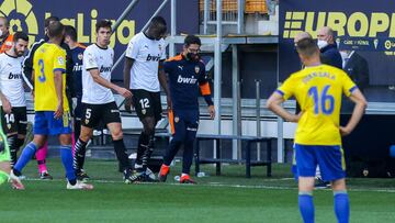 04/04/21 PARTIDO PRIMERA DIVISION 
 CADIZ - VALENCIA 
 BRONCA TANGANA CALA Y DIAKHABY 
 ABANDONO DEL CAMPO DEL VALENCIA POR PRESUNTOS INSULTOS RACISTAS DESDE EL MINUTO 29