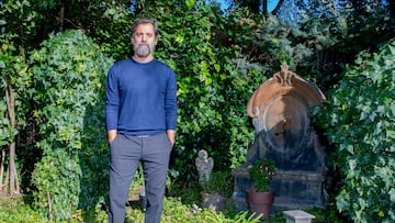 Quique Sánchez Flores, en un rincón del jardín de su casa.