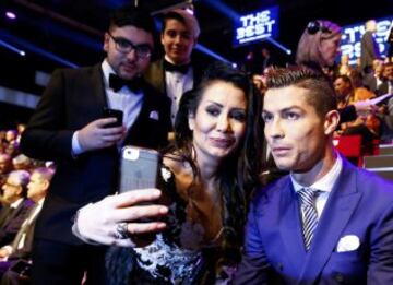 Una seguidora se hace un selfie con Cristiano Ronaldo.