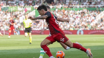 Iker Benito disputa un balón durante el partido de playoff de ascenso a Primera División de ayer ante el Racing.