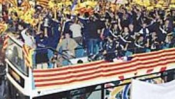 <b>EUFORIA. </b>En la Plaza Sant Jaume se desbordó la alegría de las dos mil personas que se acercaron a aclamar a los recientes Campeones del Mundo B, que visitaron la Generalitat.