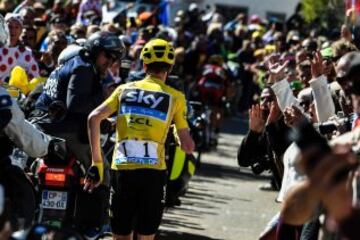 Chris Froome corriendo después de chocar con la moto de la organización y perder la bicicleta.