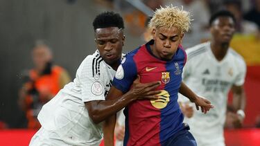 SEVILLA, 26/04/2025.- El delantero brasileño del Real Madrid Vinicius Jr. (i) lucha con Lamine Yamal, del FC Barcelona, durante la final de la Copa del Rey que disputan Real Madrid y FC Barcelona hoy sábado en el estadio de La Cartuja, en Sevilla. EFE/Julio Muñoz