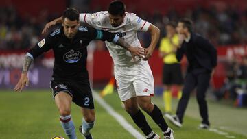 Hugo Mallo protege el balón ante Nolito durante el partido entre el Sevilla y el Celta.