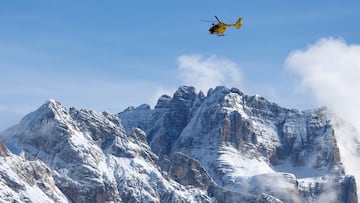 Milano Cortina 2026 Olympics - Alpine Skiing - Women's Downhill - Tofane Alpine Skiing Centre, Belluno, Italy - February 08, 2026. General view of a helicopter after Lindsey Vonn of United States crashed during the women's downhill REUTERS/Lisi Niesner