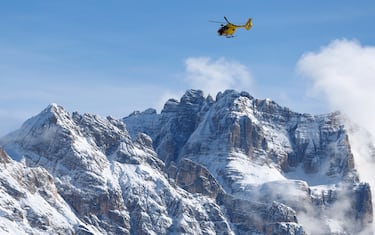 Milano Cortina 2026 Olympics - Alpine Skiing - Women's Downhill - Tofane Alpine Skiing Centre, Belluno, Italy - February 08, 2026. General view of a helicopter after Lindsey Vonn of United States crashed during the women's downhill REUTERS/Lisi Niesner