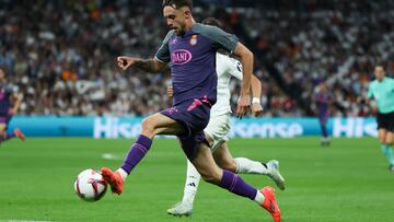 MADRID, 21/09/2024.- El delantero del Espanyol, Jofre Carreras, conduce el balón durante el encuentro correspondiente a la sexta jornada de Laliga EA Sports que disputan hoy sábado Real Madrid y Espanyol en el estadio Santiago Bernábeu, en Madrid. EFE / Kiko Huesca.