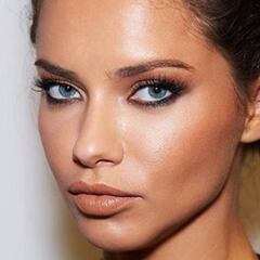 Adriana Lima asegura que no va a desnudarse "por una causa vacía"