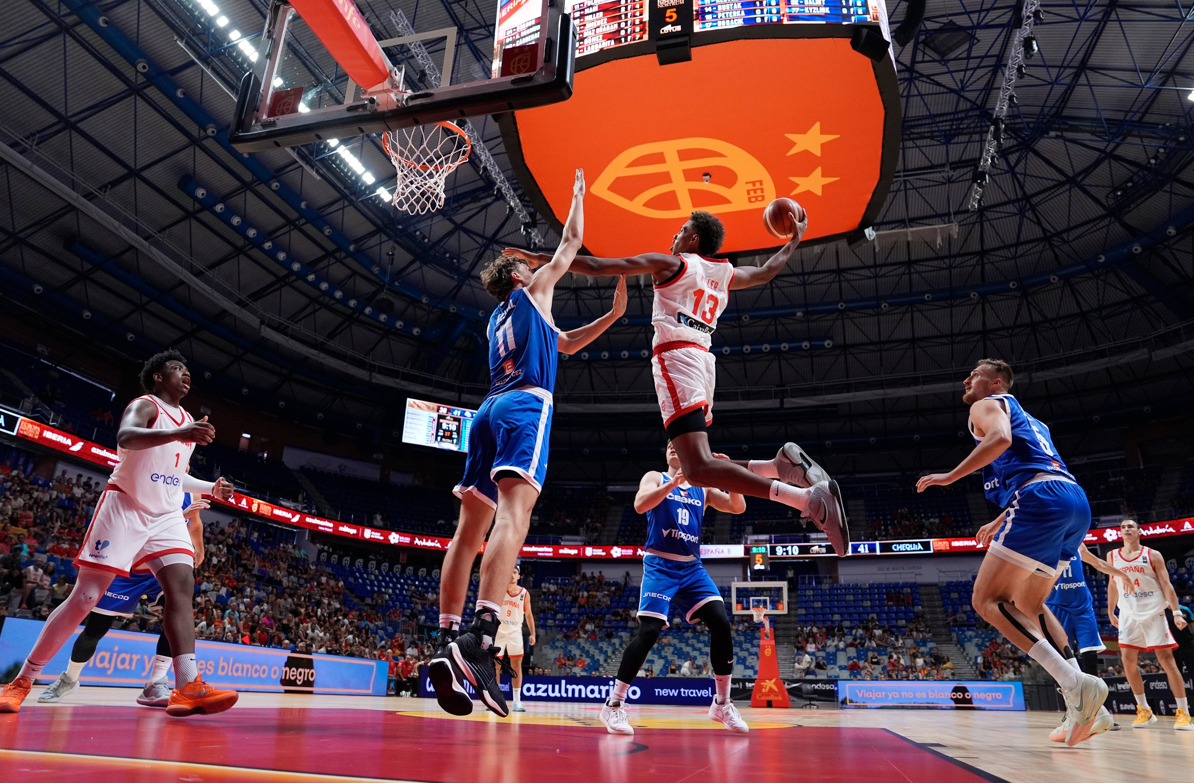 La ‘baby España’ se zampa a Satoransky