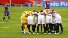 Los jugadores del Sevilla antes del comienzo del partido 