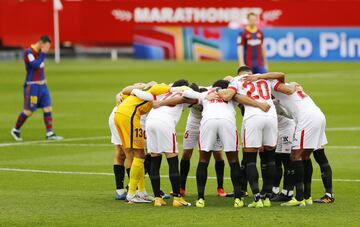 Los jugadores del Sevilla antes del comienzo del partido 