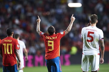 4-0. Paco Alcácer celebró el cuarto gol.