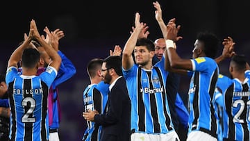 EPA1658. AL AIN (EMIRATOS ARABES UNIDOS), 12/12/2017.- Los jugadores del Gremio de Porto Alegre brasile&ntilde;o celebran su victoria por 1-0 ante el Pachuca al finalizar el partido de semifinales del Mundial de Clubes disputado en Al Ain, Emiratos Arabes Unidos, hoy 12 de diciembre de 2017. EFE/ Martin Dokoupil