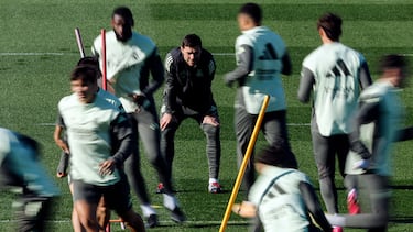 Real Madrid's Spanish coach Xabi Alonso (C) leads a training session on the eve of their La Liga football match against Deportivo Alaves at the Real Madrid Sports City of Valdebebas, near Madrid on December 13, 2025. (Photo by OSCAR DEL POZO / AFP)