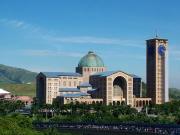 El templo cristiano de la provincia de Sao Paulo, de estilo cruz griega (1955-1980), es la iglesia ms grande de Amrica y la segunda del mundo con 18.000 metros cuadrados y 100 metros de altura. Tiene una capacidad para 45.000 personas. 