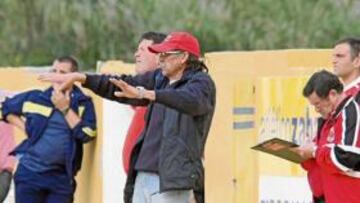 <b>EN PLENA FAENA. </b>Manolo Mesa, cumpliendo con una de sus facetas deportivas, la de entrenador de fútbol.