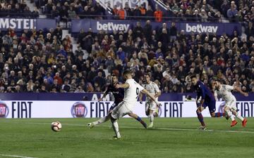 El jugador del Real Madrid, Benzema, marca el 0-1 de penalti. 