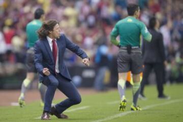 Así se vivió dentro del campo la gran batalla que sostuvieron Águilas y Chivas en el Estaduio Azteca este sábado por la noche.