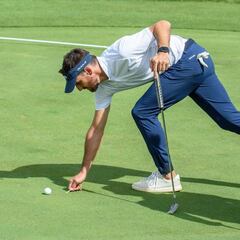 Aduriz se divierte jugando al golf