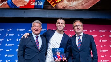 Joan Laporta, Sergio Lozano y Aureli Mas en la despedida del jugador.