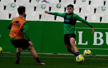 Mario García, canterano del Racing, frente a Yeray en un entrenamiento en El Sardinero.