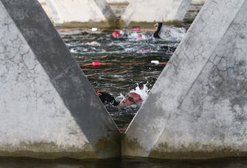 Los atletas compiten durante la prueba de natación del KMD IRONMAN Copenhague en Dinamarca.